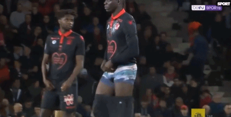 胡尔克完成职业生涯500球里程碑，球迷打出巨型TIFO致敬（胡尔克达成生涯500球壮举，球迷以巨型TIFO致敬）