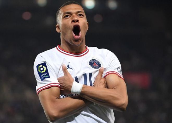 贺希宁在招笑这个赛道已经越走越远了，估计这会人设已经改不回去了