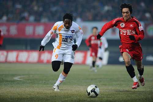 韩鹏：徐根宝指导80多岁高龄还在工作一线，这非常让人感动（韩鹏：八旬徐根宝仍坚守一线，令人动容）