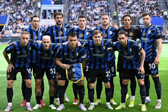 波兰11月世预赛大名单：莱万领衔，泽林斯基、皮扬特克在列（波兰公布11月世预赛名单：莱万压阵，泽林斯基、皮扬特克入选）