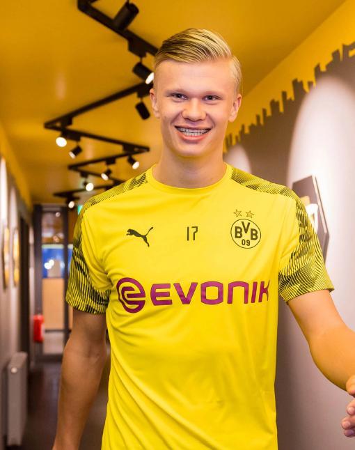 跟队记者：萨56可能续约至2029年，今夏他曾被标价3000万欧元（队记称：萨56有望续约至2029年，今夏曾被标价3000万欧元）