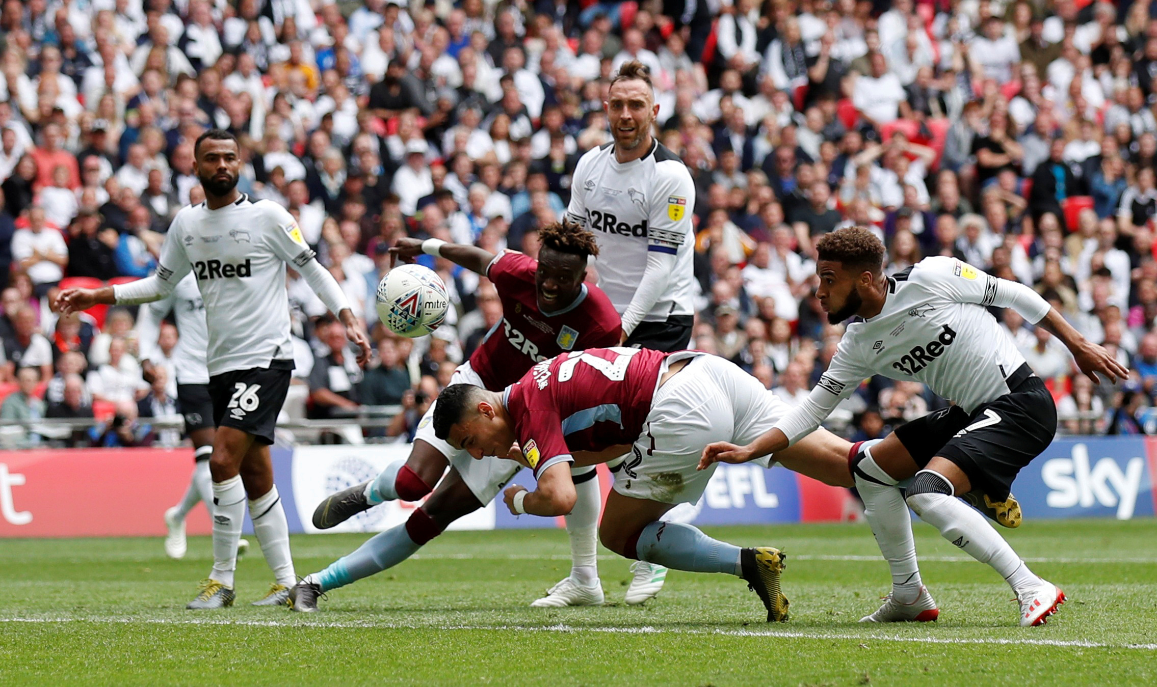 历届足协杯冠军：近四年四支冠军，国安第5次夺冠（足协杯历届冠军一览：近四年四队登顶，国安第五次捧杯）