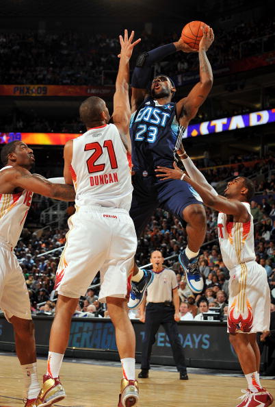 德甲战报：迪亚斯传射、杰克逊锁胜局，拜仁3-1圣保利（德甲：迪亚斯传射建功，杰克逊终结悬念，拜仁3-1力克圣保利）