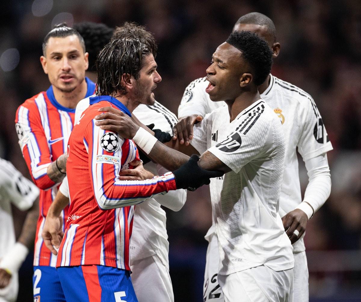 “封神”助力续航绿茵梦想，新鹏城与台铃举行车辆交付仪式（台铃“封神”护航绿茵征程，新鹏城举行车辆交付仪式）